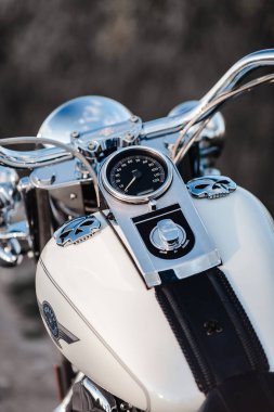 Rivne, Ukrayna - 09 Aralık 2019: Harley-Davidson Fat Boy motosiklet detayı. Motosiklet motoru egzoz boruları.