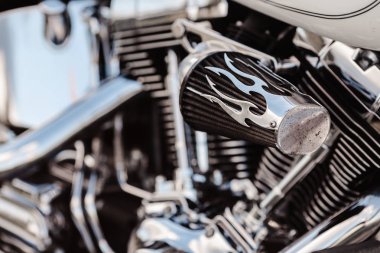 Rivne, Ukrayna - 09 Aralık 2019: Harley-Davidson Fat Boy motosiklet detayı. Motosiklet motoru egzoz boruları.