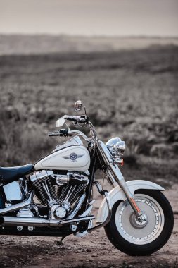 Rivne, Ukrayna - 09 Aralık 2019: Harley-Davidson Fat Boy motosiklet detayı. Motosiklet motoru egzoz boruları.