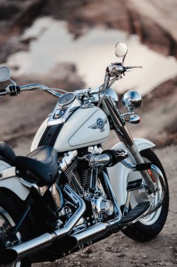 Rivne, Ukrayna - 09 Aralık 2019: Harley-Davidson Fat Boy motosiklet detayı. Motosiklet motoru egzoz boruları.