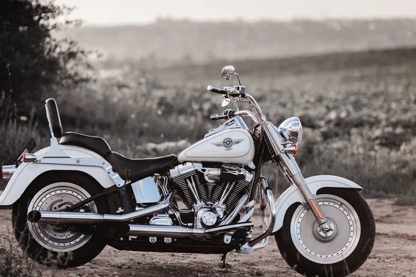 Rivne, Ukrayna - 09 Aralık 2019: Harley-Davidson Fat Boy motosiklet detayı. Motosiklet motoru egzoz boruları.