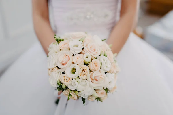 Νύφη Κρατώντας Μπουκέτο Από Λευκά Τριαντάφυλλα Λουλούδια — Φωτογραφία Αρχείου