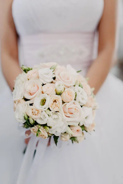 Brud Innehav Bukett Vita Rosor Blommor — Stockfoto