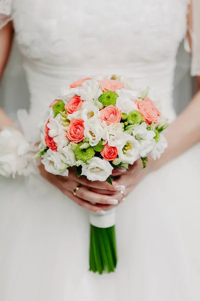 Nevěsta Drží Kytici Květin — Stock fotografie