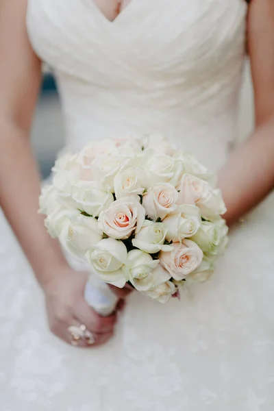 Braut Mit Strauß Weißer Rosen — Stockfoto