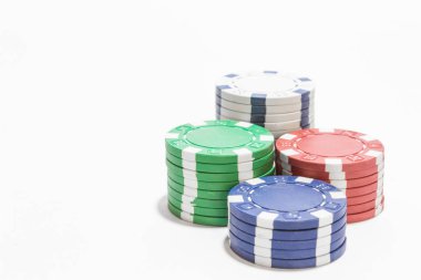 beyaz zemin üzerinde poker fişleri yığını.