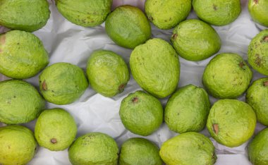 Yeşil guava veya pembe guava vitrin Fuarı, Satılık taze ürünler ve A vitamini zengin.