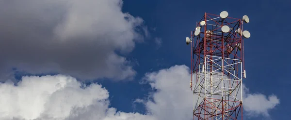 Wieża Bezprzewodowego Dostępu Internetu Błękitne Niebo Chmurami Backgrou — Zdjęcie stockowe