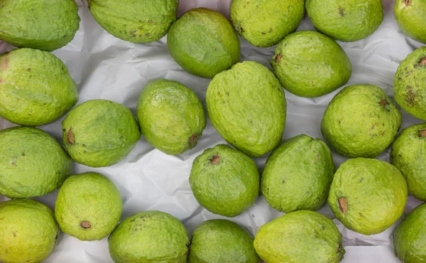 Yeşil guava veya pembe guava vitrin Fuarı, Satılık taze ürünler ve A vitamini zengin.