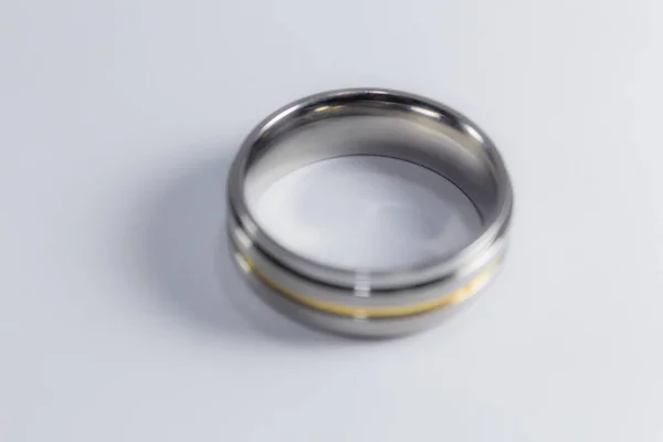 Όμορφο Δαχτυλίδι Αρραβώνων Κατασκευασμένο Από Μέταλλο Λευκό Φόντο — Φωτογραφία Αρχείου