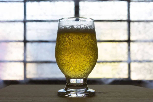 Copo Cerveja Uma Mesa Janela Borrada Fundo — Fotografia de Stock