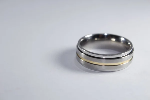 Όμορφο Δαχτυλίδι Αρραβώνων Κατασκευασμένο Από Μέταλλο Λευκό Φόντο — Φωτογραφία Αρχείου