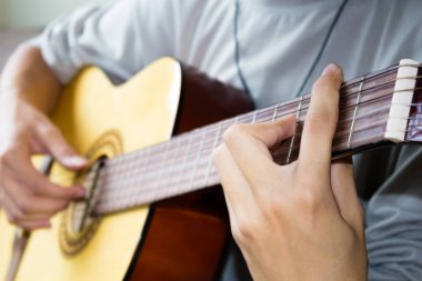 Gitar çalan genç adama yaklaş..