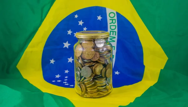 Pote Moedas Brasileiras Bandeira Fundo Brasil Realidade Financeira — Fotografia de Stock