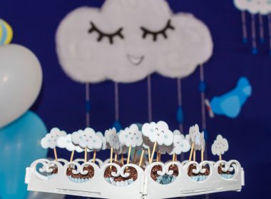 Brezilyalı tatlı brigadeiro. Uçaklar, balonlar ve gülümseyen güzel bir mavi gökyüzünde bulutlar ile Doğum günü partisi için arka plan.