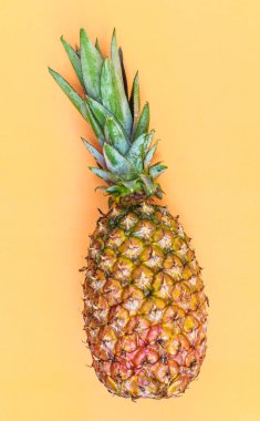 Ananas, lezzetli egzotik tropik meyve. Turuncu arka plan.