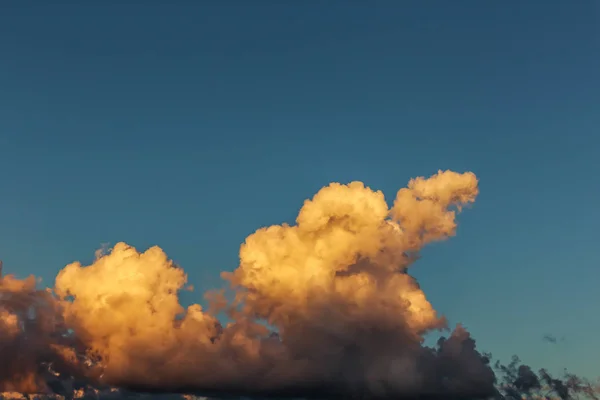 Χρυσά Σύννεφα Λουσμένο Από Ηλιοβασίλεμα Ένα Όμορφο Μπλε Ουρανό — Φωτογραφία Αρχείου