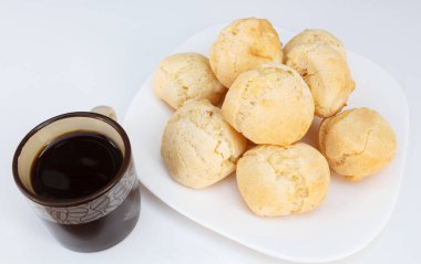 Brezilyalı Kahvaltı, kahve ile beyaz masada yemek servis peynir ekmek (pao de queijo).