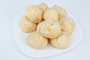 Brezilyalı Kahvaltı, beyaz masada yemek servis peynir ekmek (pao de queijo).