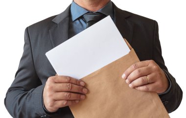Beyaz arka plan üzerinde boş levha ile zarf iş adamı açar.