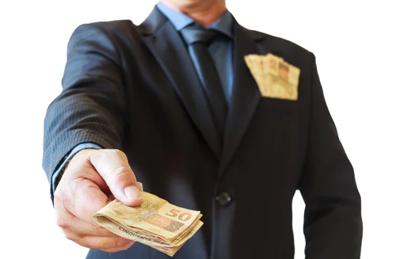Para tutan işadamı Brezilyalı onun elinde ve takım elbise cebinde. Beyaz arka plan.