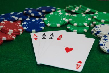 El Poker, dört as ve fiş yeşil keçe bir arka plan üzerinde. Perspektif görünümü.