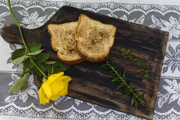 Toast Und Rosen Romantisches Frühstück Valentinstag Serviert Auf Einem Holzbrett — Stockfoto