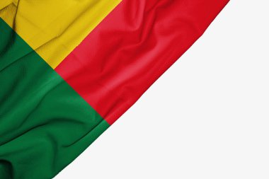 Beyaz backg üzerinde metin için copyspace ile kumaş Benin bayrağı