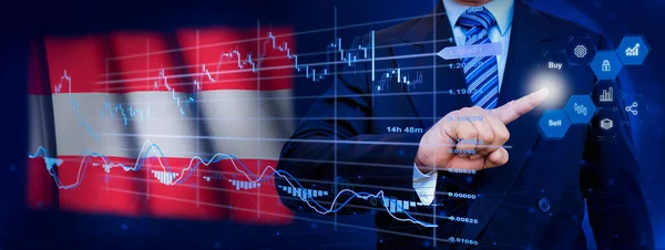 İş adamı KPI finansal grafikleri, sanal arayüzdeki stok ve pazarlama paneli ile veri analiz süreci sistemine dokunuyor. Arka planda Avusturya bayrağı.