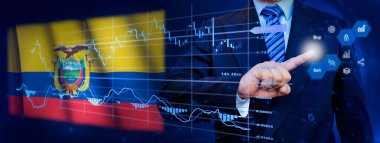 İş adamı KPI finansal grafikleri, sanal arayüzdeki stok ve pazarlama paneli ile veri analiz süreci sistemine dokunuyor. Arkaplanda Ekvador bayrağı.