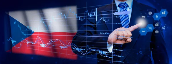İş adamı KPI finansal grafikleri, sanal arayüzdeki stok ve pazarlama paneli ile veri analiz süreci sistemine dokunuyor. Arka planda Çek Cumhuriyeti bayrağı.