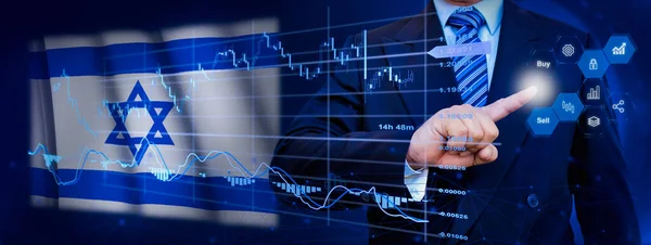 İş adamı KPI finansal grafikleri, sanal arayüzdeki stok ve pazarlama paneli ile veri analiz süreci sistemine dokunuyor. Arka planda İsrail bayrağı.