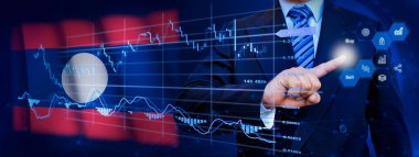 İş adamı KPI finansal grafikleri, sanal arayüzdeki stok ve pazarlama paneli ile veri analiz süreci sistemine dokunuyor. Arkaplanda Laos bayrağı.