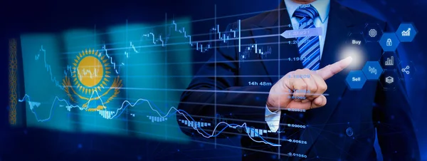 İş adamı KPI finansal grafikleri, sanal arayüzdeki stok ve pazarlama paneli ile veri analiz süreci sistemine dokunuyor. Arka planda Kazakistan bayrağı.