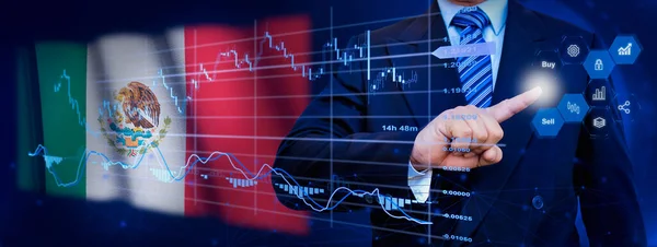 İş adamı KPI finansal grafikleri, sanal arayüzdeki stok ve pazarlama paneli ile veri analiz süreci sistemine dokunuyor. Arka planda Meksika bayrağı.