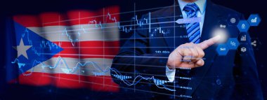 İş adamı KPI finansal grafikleri, sanal arayüzdeki stok ve pazarlama paneli ile veri analiz süreci sistemine dokunuyor. Arka planda Porto Riko bayrağı.