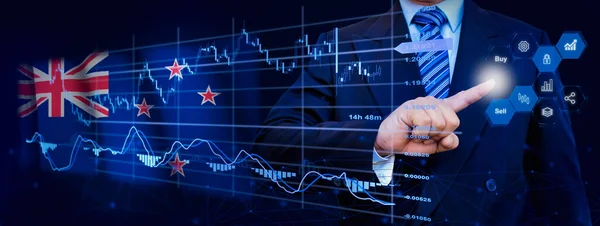İş adamı KPI finansal grafikleri, sanal arayüzdeki stok ve pazarlama paneli ile veri analiz süreci sistemine dokunuyor. Arka planda Yeni Zelanda bayrağı.
