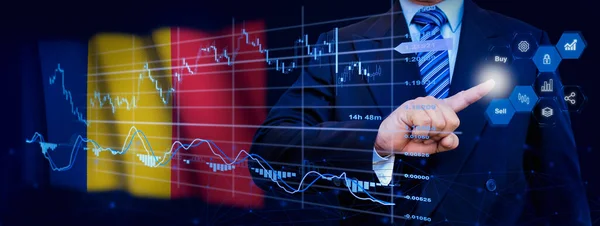 İş adamı KPI finansal grafikleri, sanal arayüzdeki stok ve pazarlama paneli ile veri analiz süreci sistemine dokunuyor. Arka planda Romanya bayrağı.