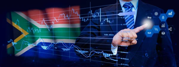 İş adamı KPI finansal grafikleri, sanal arayüzdeki stok ve pazarlama paneli ile veri analiz süreci sistemine dokunuyor. Arka planda Güney Afrika bayrağı.