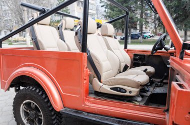 açık üst kırmızı araba