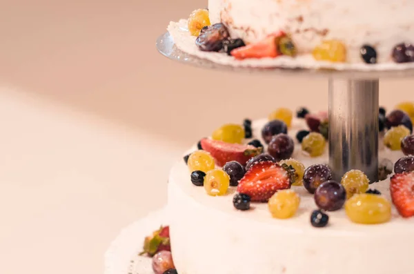 Свадебный торт с ягодами — стоковое фото