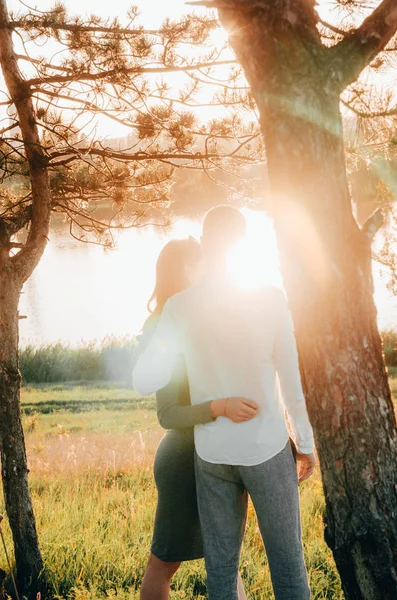 çift kucakladı ayakta