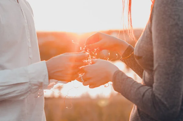 Un couple avec des lumières — Photo