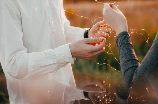 Una pareja con luces — Foto de Stock