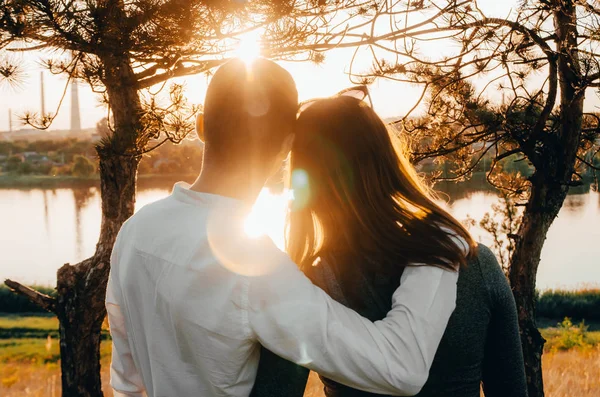 Una coppia che guarda il tramonto — Foto Stock
