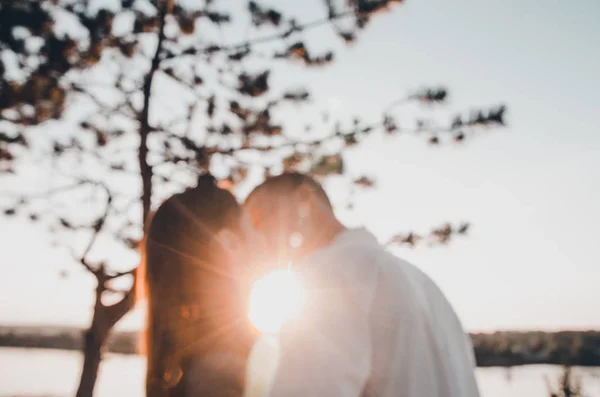 Una pareja besándose afuera — Foto de Stock