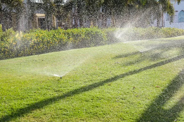 Sistema automático de irrigação do gramado — Fotografia de Stock