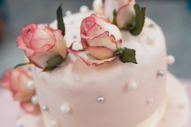 Çiçekli düğün pastası