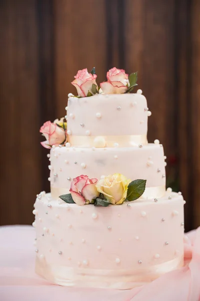 Kue pengantin dengan bunga — Stok Foto