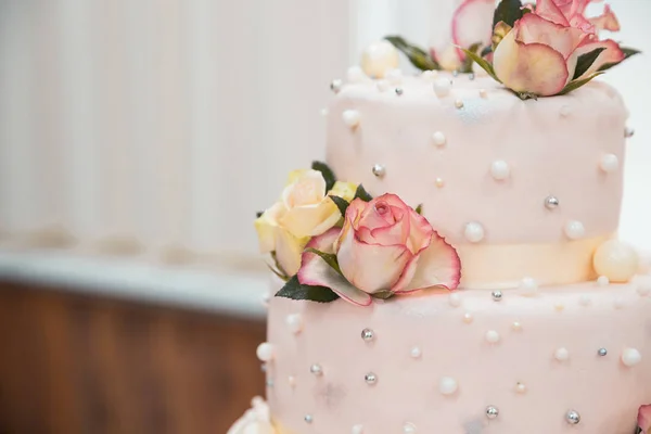 Свадебный торт с цветами — стоковое фото